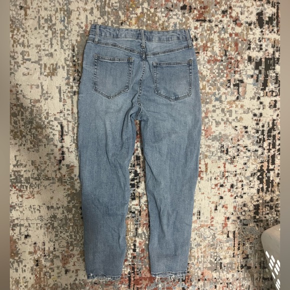 Distressed Hi Rise Mom Jeans very stretchy - Picture 2 of 4